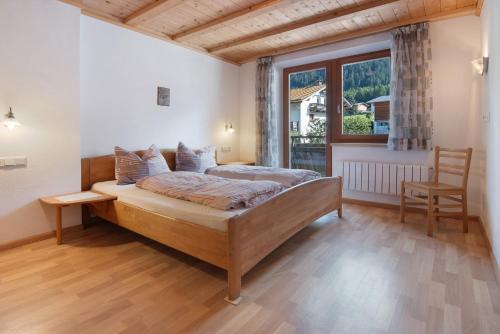 a bedroom with a large bed and a window at Appartement Egart 1 in Resia