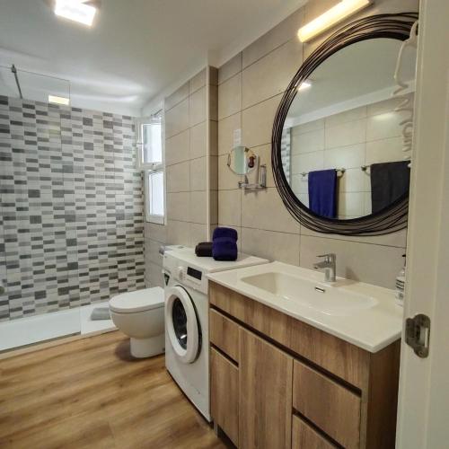 a bathroom with a sink and a washing machine at Apartamento Joya in Puerto Rico de Gran Canaria