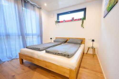 a bed in a room with a window at Ferienwohnung Bergblick in Kappelrodeck