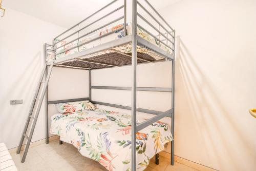 a bunk bed in a bedroom with a bunk bedsheet at Cal Confianza in Borredá