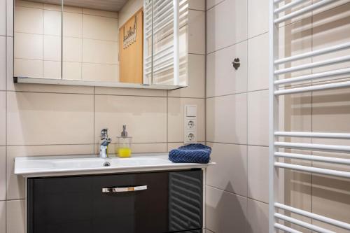 a bathroom with a sink and a mirror at Ferienwohnung Ankerplatz in Osterbruch