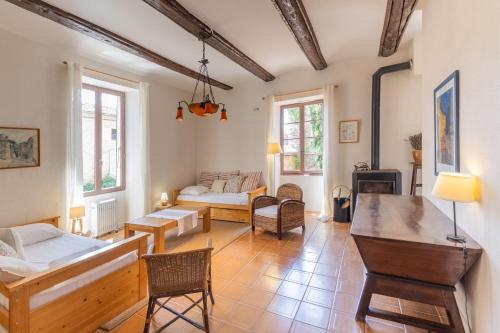 a living room with a couch and a table at Le Lion d'Or in Lagorce
