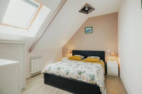 a bedroom with a bed with yellow pillows at Gite Les Dauphins à Matignon in Matignon