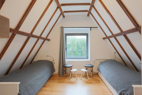 a bedroom with two beds and a window at Villa Ker Louise in Locquirec