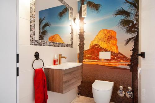 a bathroom with a picture of a mountain at Nini´s Berge in Sonthofen