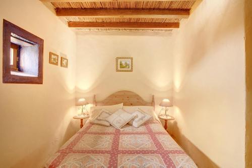 a bedroom with a bed with two lamps at Casa Rural Madre Nieves in Fasnia