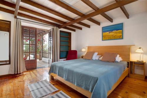 a bedroom with a bed and a door to a patio at Ecolodge Finca Chafariz in Tabayesco