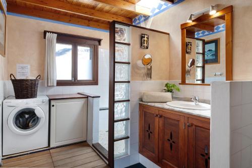 a bathroom with a washing machine and a sink at Ecolodge Finca Chafariz in Tabayesco