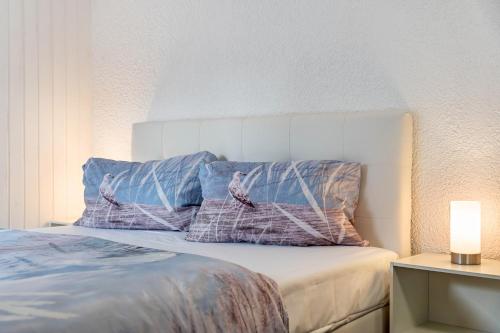 a bedroom with a bed with two pillows on it at De lütt Stuf - Urlaub mit Hund in Born