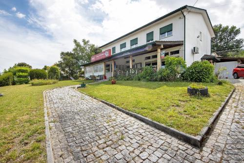 a building with a brick road in front of it at Jorge Galinheiro Alojamento Local in Mamouros