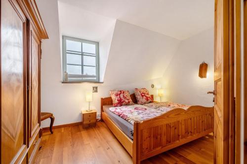 a small bedroom with a bed and a window at Ferienwohnung Kaffee-Mühle in Sponheim