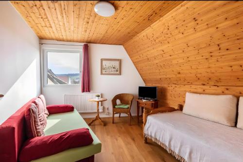a bedroom with a bed and a desk and a window at Apartmenthaus Ferienwohnungen Sila in Weinstadt