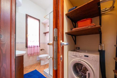 a laundry room with a washing machine in a bathroom at Appartamento Pinus in Santa Margherita di Pula