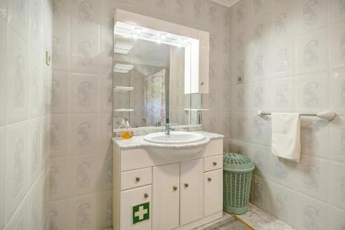 a bathroom with a sink and a mirror at Casa Dona Lola in Moledo