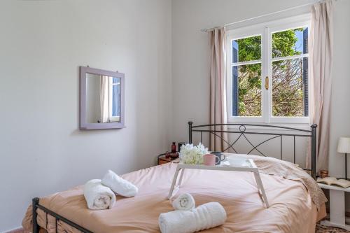 a bedroom with a bed with towels on it at Stenies'nook in Andros