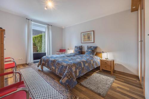 a bedroom with a bed and a window at Haus Erika in Brunsbüttel