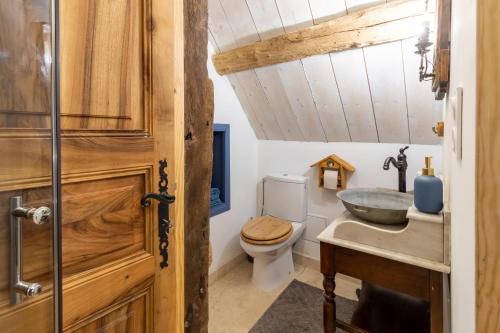a bathroom with a toilet and a sink at Chez Jacquou in Bouniagues