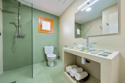 ein Badezimmer mit Waschbecken und Glasdusche in der Unterkunft Carpa in Riumar