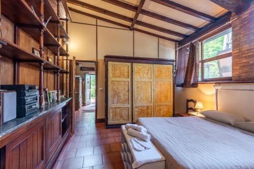 a large room with a bed and a kitchen at Antiche Dimore Del Vescovado in Siena