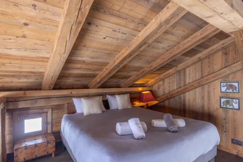 a bedroom with a bed in a log cabin at Mazot des aravis in Combloux