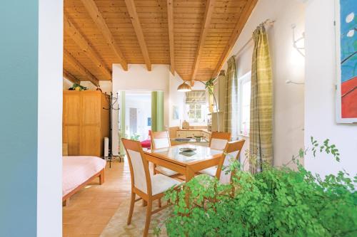a dining room with a table and chairs at Casa Cisne - Selão da Eira in São Miguel