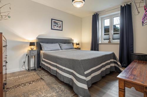 a bedroom with a bed and a window at Ferienwohnung - Wolkow in Wolkow