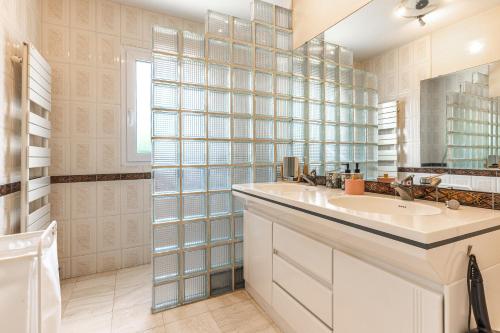 a bathroom with a sink and a mirror at Villa Saint-Martin - Pompignac in Pompignac