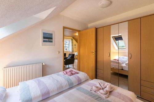 a bedroom with two beds with pink towels on them at Ferienwohnung Frischauf in Flensburg