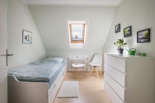 a small bedroom with a bed and a desk at Ferienwohnung Krempermoor 2 in Krempermoor