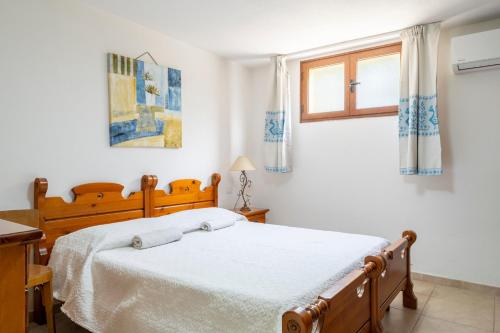 a bedroom with a bed and a window at Il Giglio in Cardedu