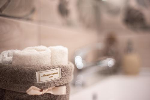 a pair of towels with a pink bow on them at Casa Petunia in Sarroch