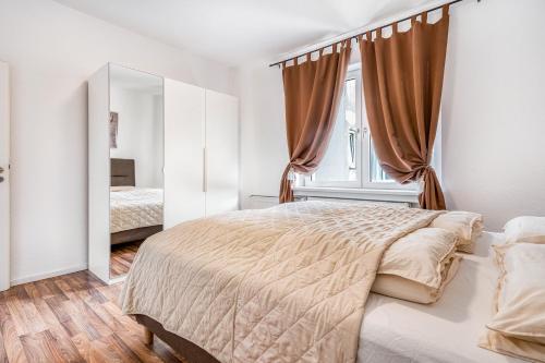 a bedroom with a large bed and a mirror at Wohnung am Hagener Hbf - 4 Og in Hagen