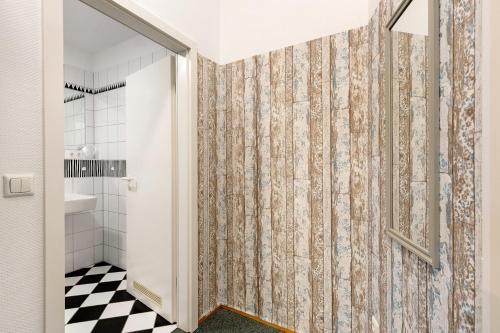 a bathroom with a shower with a checkered floor at Albrechtshof Apartment 3 in Potsdam