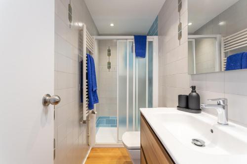 a bathroom with a sink and a toilet and a shower at Apartamento Palomera Blanes in Blanes