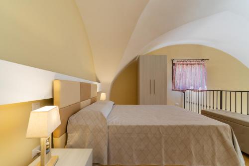 ein Schlafzimmer mit einem Bett in einem Zimmer in der Unterkunft La rimesa di Tittì - Anna in Alezio