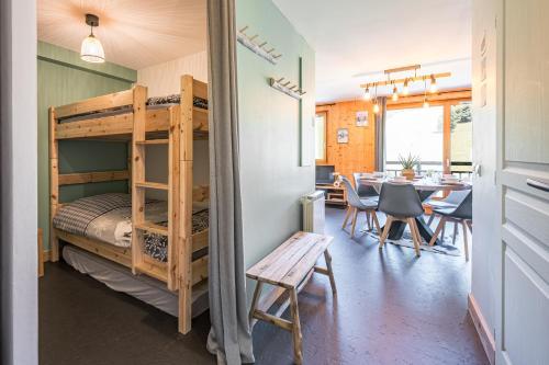 a room with a bunk bed and a dining room at Charmant Duplex Au Pied Des Pistes in Albiez-Montrond