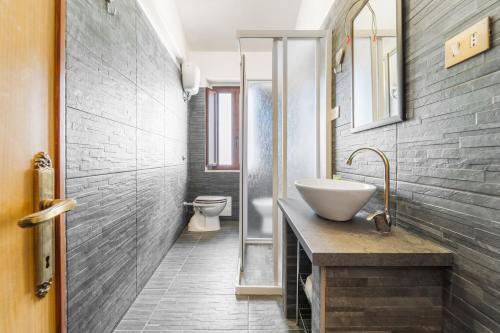a bathroom with a sink and a toilet at Arbus Aventino Centrale in Arbus