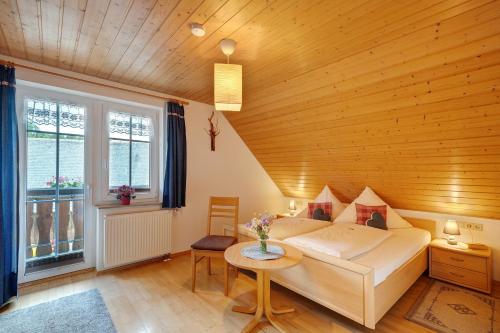 a bedroom with a bed and a wooden ceiling at Baschijörgenhof in Sankt Peter