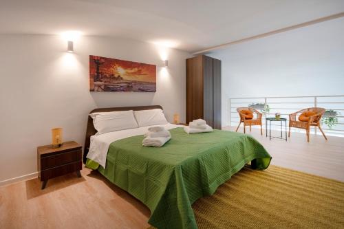 a bedroom with a bed with a green blanket at Sogno di Mare in Bari