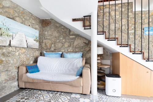 a living room with a chair under a staircase at Casa Azul in Moledo