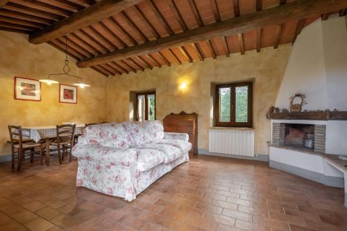 a living room with a couch and a fireplace at App.to Colline - Casetta di Ugolino in Radicofani
