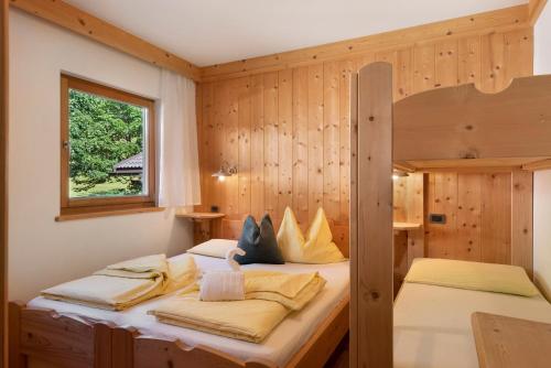 a bedroom with two beds and a window at Paracia App Pec in Badia