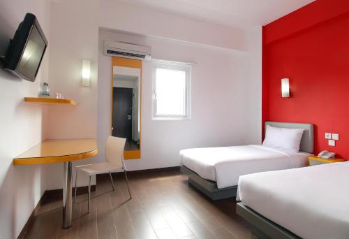 Katil atau katil-katil dalam bilik di Amaris Hotel Pekanbaru