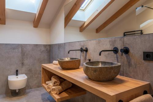 a bathroom with two sinks on a wooden counter at Moarhof Ums in Umes