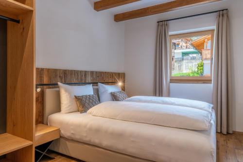 a bedroom with two beds and a window at Moarhof Ums in Umes