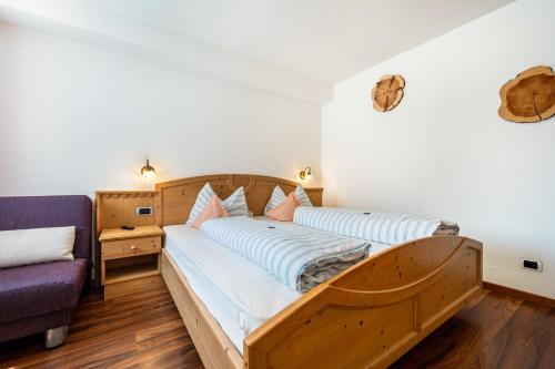 a bedroom with two beds and a couch at Talblick Apartement 1 in Laion