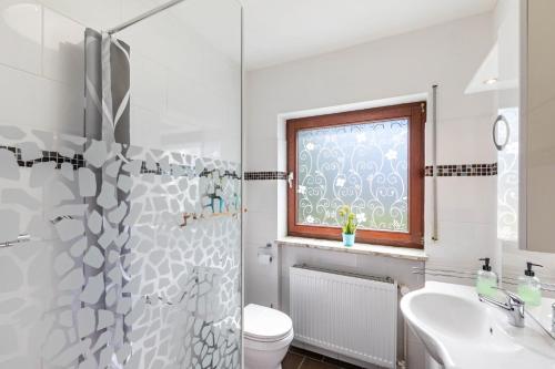 a bathroom with a shower and a toilet and a sink at Ferienwohnung Wanderbar in Kamp-Bornhofen