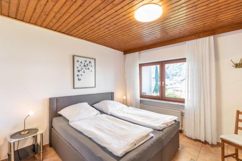 a bedroom with a bed and a window at Ferienwohnung Wanderbar in Kamp-Bornhofen