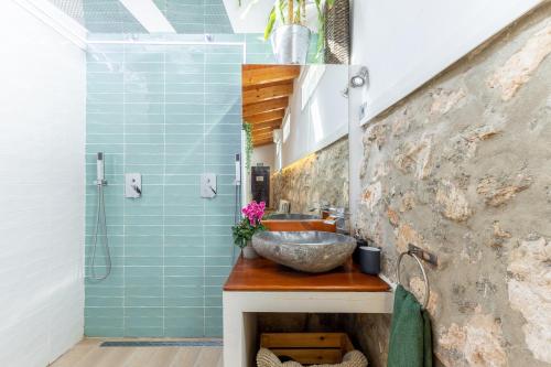 a bathroom with a sink and a shower at Apto Rural La Buganvilla in Valdelaguna