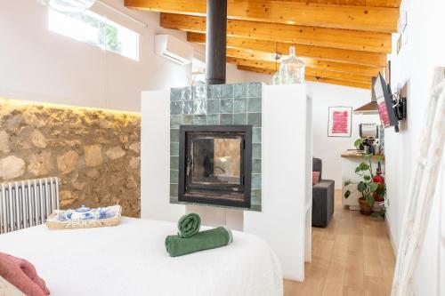 a living room with a fireplace in a house at Apto Rural La Buganvilla in Valdelaguna